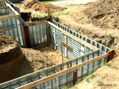 Закладываем основу для опалубки Закладываем основу для опалубки
